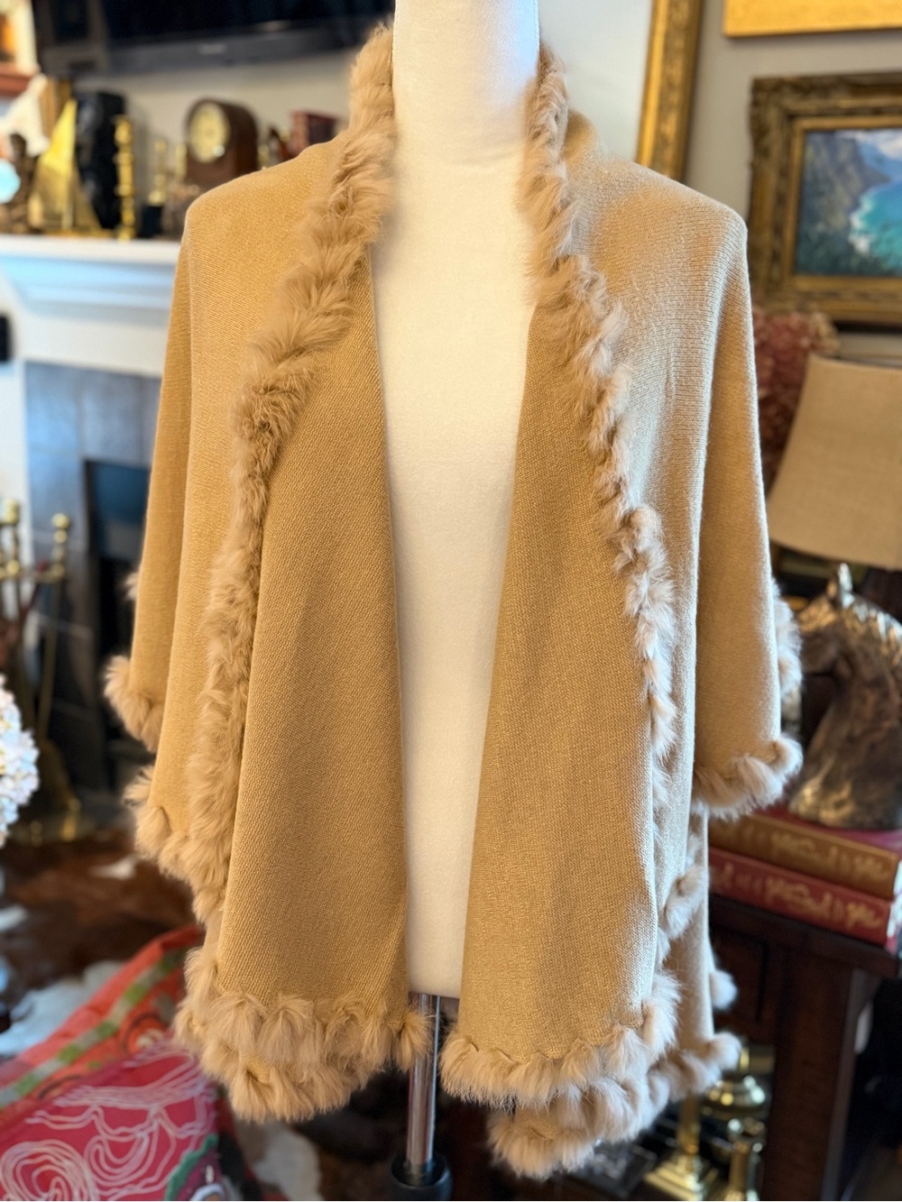 NWOT Heidi Kagan Designs Womens Camel Faux-Fur Trim Shawl. Gorgeous! One size.